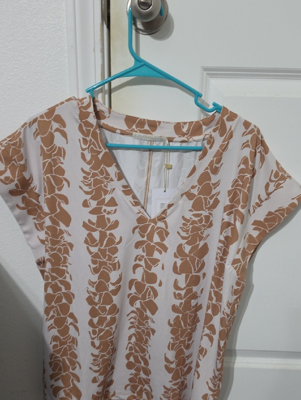 Manaola V-Neck Short Sleeve Puakenikeni Top